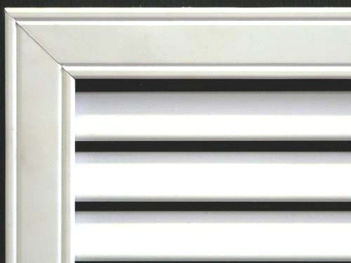 Решетка на радиатор отопления декоративная 600*300 белая вертикальная фото в интерьере
