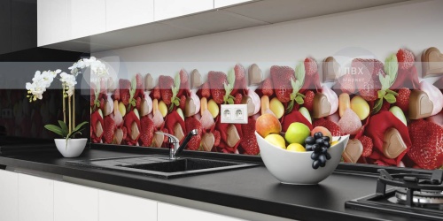Экран для кухни из пластика Клубника 600 мм (длина 2 м)