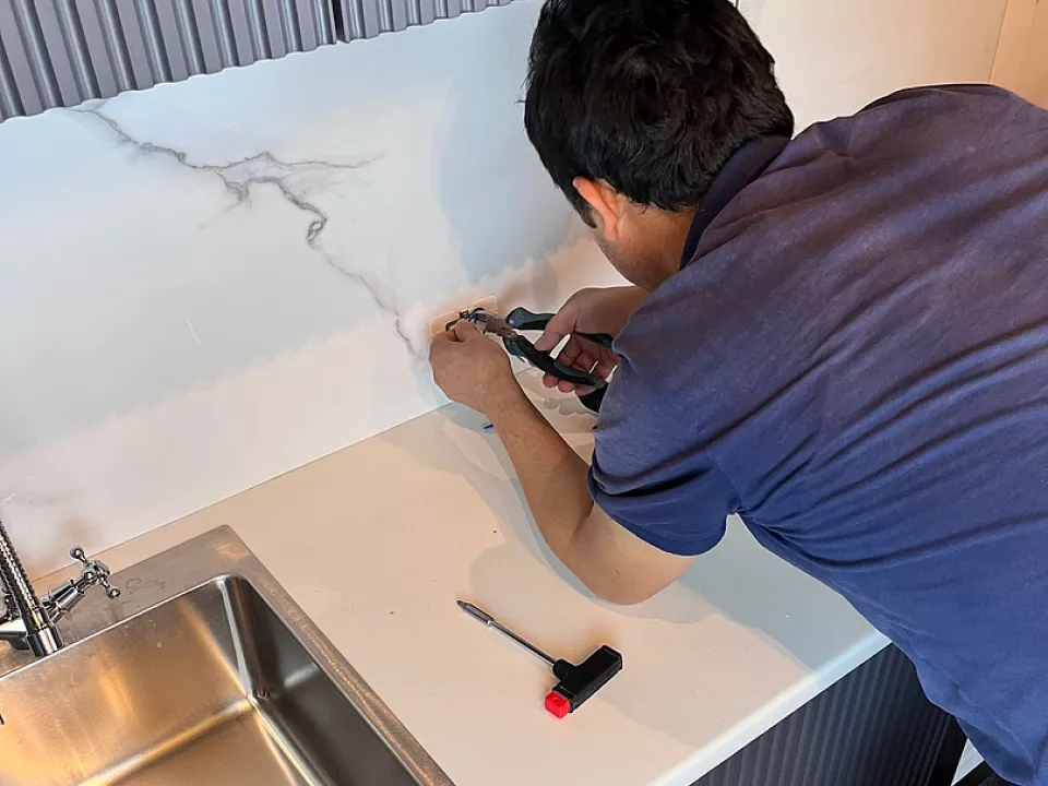 Монтаж ПВХ фартука в разных зонах квартиры – ремонт быстро и просто ...